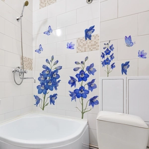 Stickers muraux fleurs de delphinium bleues et papillons pour décoration de salle de bain