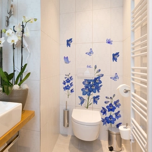 Détail de stickers muraux dauphinelle bleue et papillon sur un mur de salle de bain
