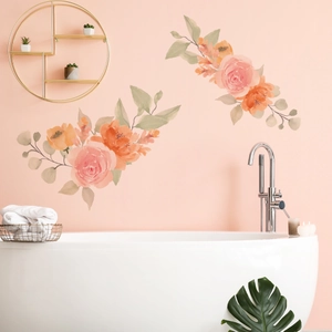 Détail macro de stickers muraux fleurs à l'aquarelle tons corail et rose sur mur de salle de bain
