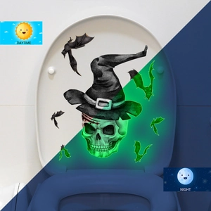 Sticker WC Halloween lumineux montrant le contraste entre le jour et la lueur verte de nuit