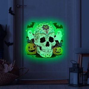 Autocollant crâne d'Halloween luminescent vert sur une porte en bois la nuit