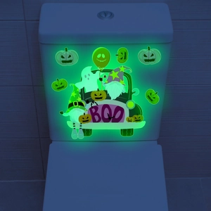 Leuchtende Halloween-Wandaufkleber mit Geist und Kürbis auf weißem Toilettentank