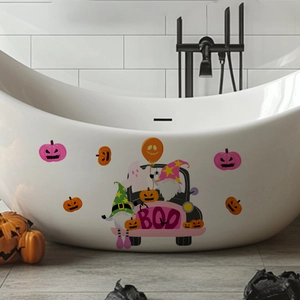 Detail von Halloween-LKW- und Kürbisaufklebern auf einer weißen Badewannenoberfläche