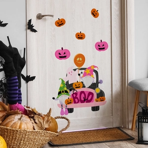 Leuchtende Halloween Wandsticker mit rosa Gnom-Truck und Geist auf weißer Tür