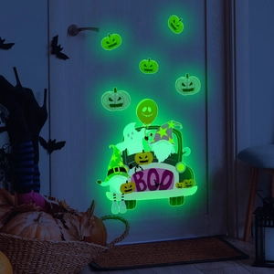 Leuchtende Halloween Wandaufkleber mit Kürbissen, Geistern und Boo-LKW im dunklen Raum