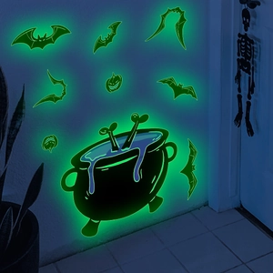 Leuchtende Halloween Wandsticker mit Fledermaus- und Kürbis-Motiven im dunklen Zimmer