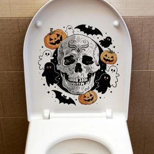 Détail des autocollants d'Halloween avec crâne et fantôme sur un abattant de WC blanc poli