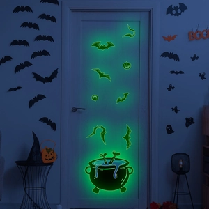 Leuchtende Halloween Wandtattoo Set mit grün glühendem Hexenkessel und Fledermäusen