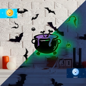 Halloween Wandaufkleber mit Vergleich zwischen Tag und grünem Leuchteffekt bei Nacht