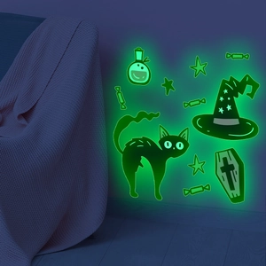 Leuchtende Halloween Wandsticker Set mit glühender Katze und Zaubertrank auf Wand