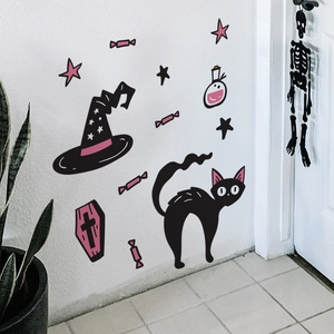 Leuchtende Halloween-Wandtattoo-Set mit schwarzer Katze und rosa Sarg auf weißer Wand