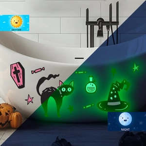 Tag-Nacht-Vergleich von im Dunkeln leuchtenden Halloween-Katzen- und Geisterstickern