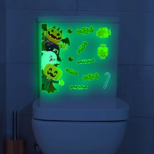 Leuchtende Halloween-Wandaufkleber mit grün glühenden Geistern und Kürbissen