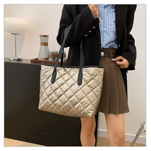 Détail du grand sac cabas matelassé doré champagne avec une finition brillante
