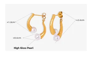 Vue détaillée des boucles d'oreilles baroques asymétriques dorées avec perles et dimensions