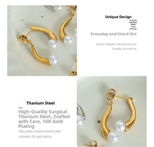 Détail macro de boucles d'oreilles perles baroques et acier titane plaqué or 18 carats