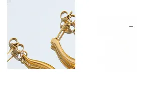 Détails des boucles d'oreilles dorées multicouches avec une finition métallique polie