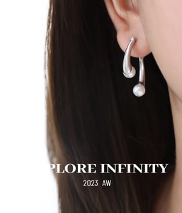 Vue détaillée de boucles d'oreilles asymétriques en perles baroques argentées