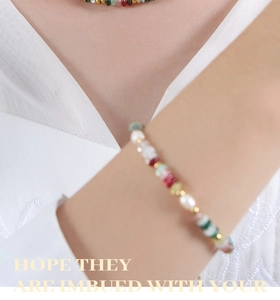 Détail d'un bracelet en pierres naturelles colorées et perles d'eau douce au poignet