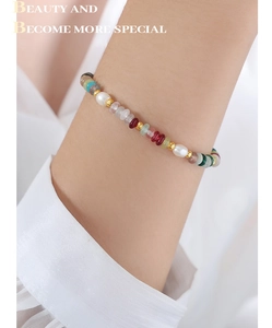 Bracelet perles colorées et pierres naturelles avec détails dorés sur un poignet
