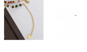 Détail du collier de perles en pierre naturelle avec fermoir mousqueton doré et logo de marque