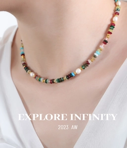 Détail d'un collier de pierres précieuses colorées et de perles d'eau douce sur un modèle