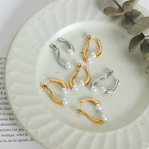 Boucles d'oreilles élégantes en acier titane doré et argenté avec perles en céramique
