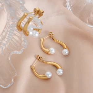 Élégantes boucles d'oreilles en U plaquées or 18 carats avec perles blanches