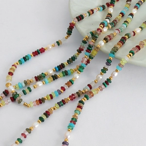 Collier en perles colorées avec pierres naturelles et perles sur un plateau