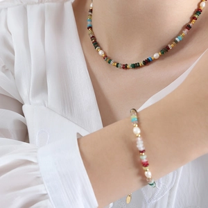 Ensemble collier et bracelet élégant en pierres naturelles, perles et billes dorées
