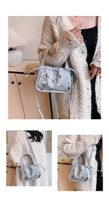 Détails du sac argenté à cordon avec papillons dorés 3D et texture plissée élégante