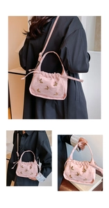 Détails du sac plissé rose avec papillons dorés décoratifs et cordon de serrage