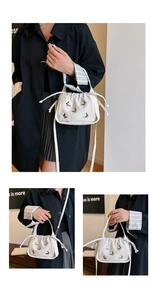 Détail du sac bandoulière en cuir PU blanc avec motifs papillons noirs et cordon de serrage