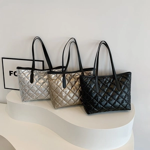 Grands sacs cabas minimalistes matelassés en argent, or et noir avec de longues anses
