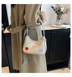 Elegante borsa beige testurizzata con cuori 3D colorati e manici in metallo argento