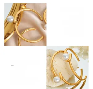 Détail du cercle en acier titane plaqué or 18K avec perle blanche sur fond de soie