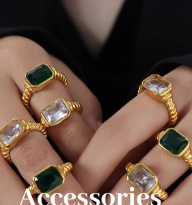 Detail von Croissant-Goldring-Set mit smaragdgrünen und klaren rechteckigen Steinen