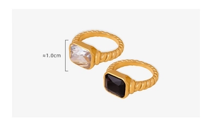 Detailansicht goldener Kordelringe mit transparenten und schwarzen quadratischen Steinen