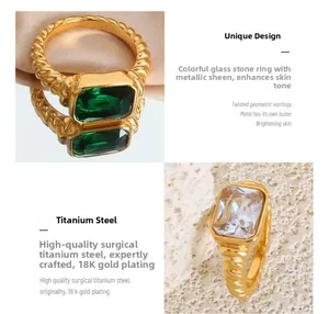 Detail der gedrehten Ringschiene mit rechteckigem Smaragdglasstein und 18k Vergoldung
