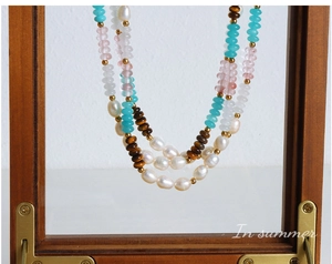 Détail du collier bohème avec perles œil de tigre, perles d'eau douce et turquoises