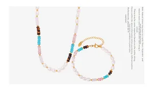 Détail du collier de perles d'eau douce avec perles oeil de tigre et quartz et fermoir doré