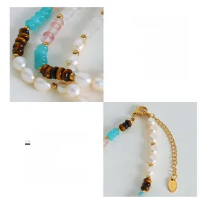 Gros plan de perles œil de tigre et perles d'eau douce sur chaîne en acier plaqué or 18K