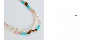 Détail d'un ensemble de bijoux perlés avec perles naturelles et pierres roses