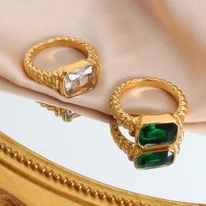 Vintage 18k vergoldete Kordelringe mit smaragdgeschliffenen Glassteinen auf Seide