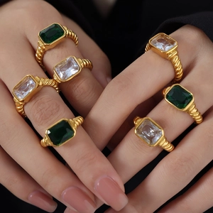 Retro-Ringe mit 18k Vergoldung, Spiralschliff und smaragdgrünen Glassteinen
