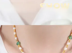 Dettaglio della collana con perle d'acqua dolce, pietre verdi e inserti dorati
