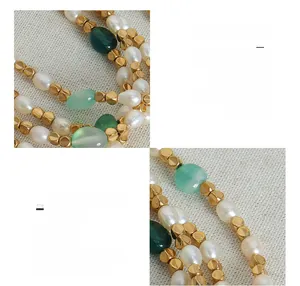 Dettaglio di perle d'acqua dolce e pietre verdi su una collana in titanio placcata oro 18K