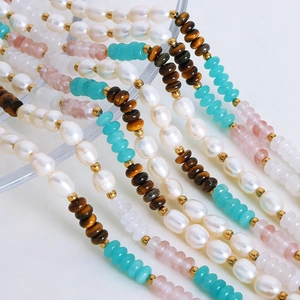 Collier en perles d'eau douce et oeil de tigre avec des perles dorées sur fond blanc
