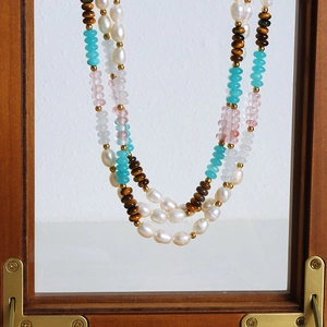 Collier de perles bohème avec œil de tigre et pierres naturelles sur cadre en bois