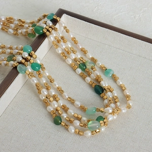 Collana multifilo con perle d'acqua dolce, pietre verdi e perline metalliche dorate